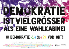 Kampagnenmotiv: „Demokratie ist viel größer als eine Wahlkabine! Demokratie leben vor Ort!“